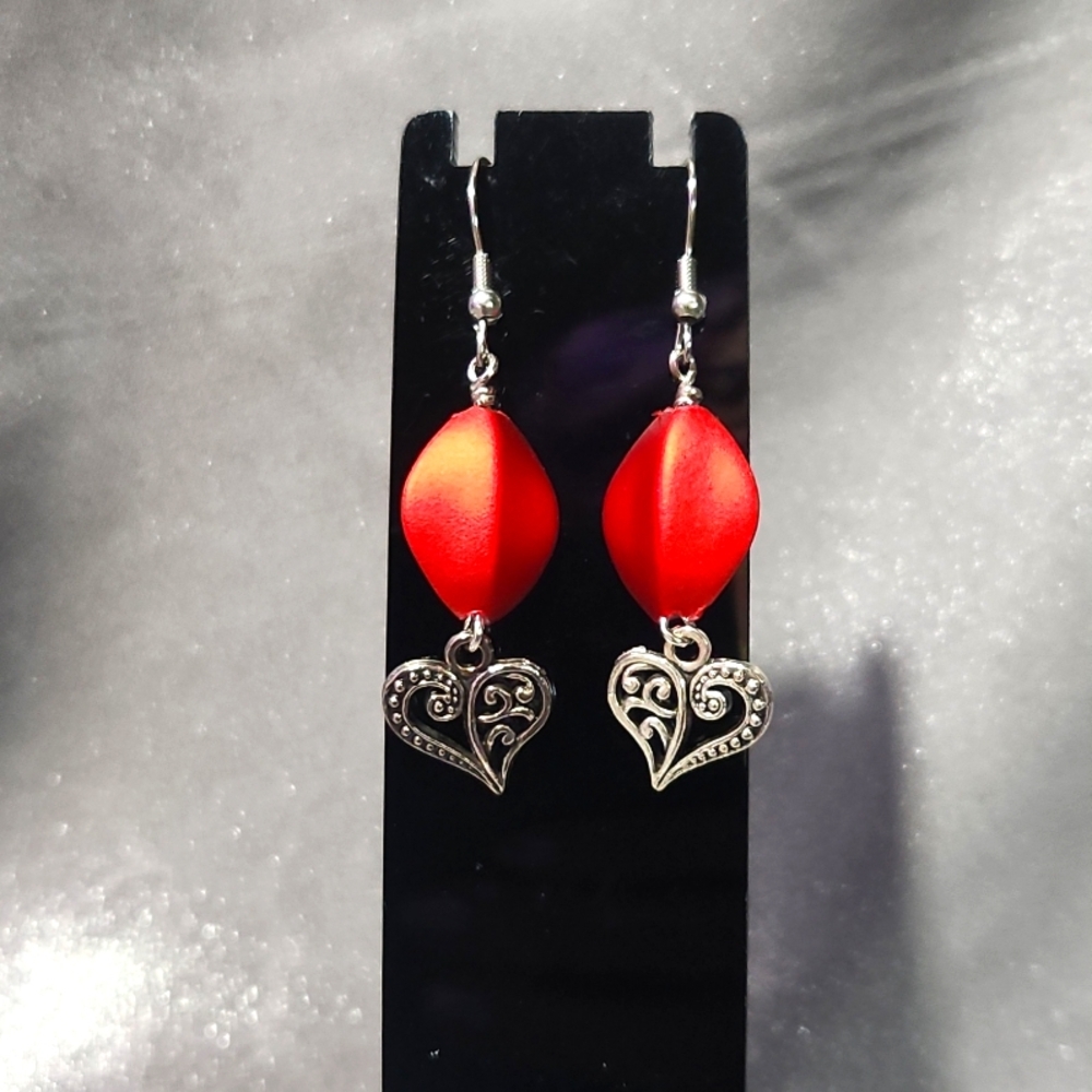 Red dangle earrings with filigree hearts ED-15-059